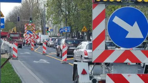 Wołoska i Boboli znów w korku. Zwężenie przez remont torowiska