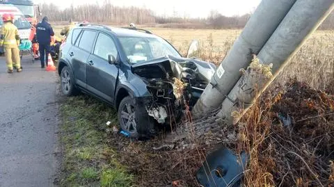 Samochód rozbił się na słupie, kierowca zabrany do szpitala