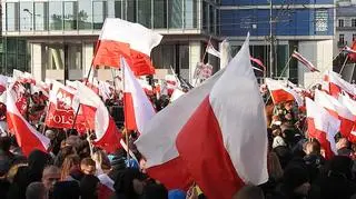 Biało-czerwone flagi na marszu narodowców