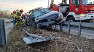 Auto wpadło na barierki na Wisłostradzie