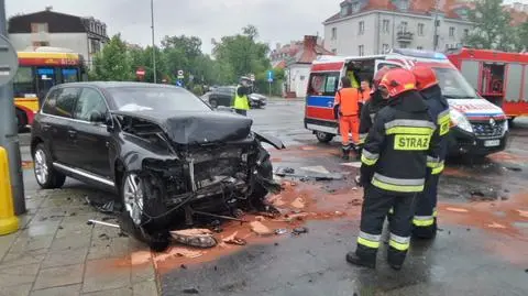 Dwa auta zderzyły się na Powsińskiej. Potem ktoś potrącił strażaka