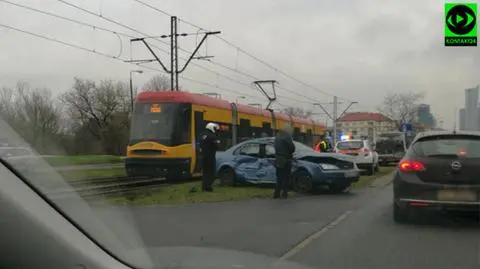 Aleja Niepodległości: kolizja z tramwajem