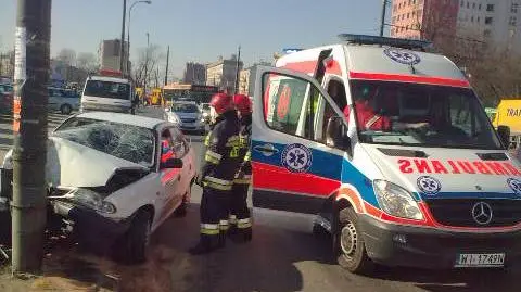 Opel wpadł na latarnię