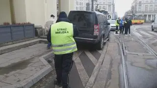 Auto blokuje przejazd tramwajów