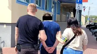 Policjanci z zatrzymanym mężczyzną