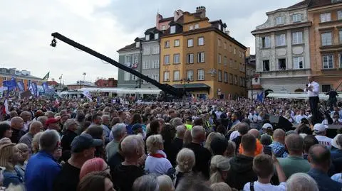 Tłum na placu Zamkowym, komunikacja miejska jeździła objazdami