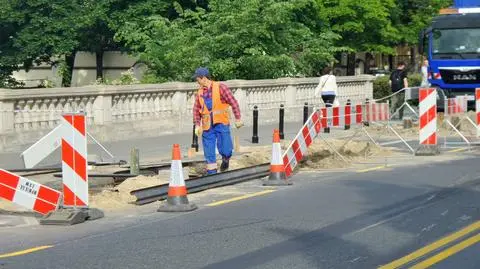 Wodociągowcy zwęzili Miodową. Potem wejdą drogowcy