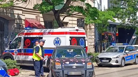 Pijana kobieta weszła pod nadjeżdżający samochód, dostała mandat