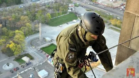 Policjanci zjeżdżają na linach z Pałacu Kultury 