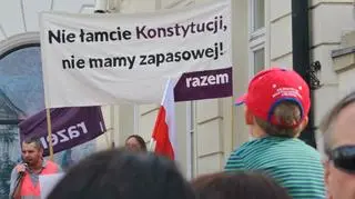 Protest Partii Razem przed Pałacem Prezydenckim