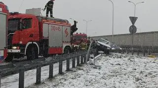 Samochód wjechał na bariery