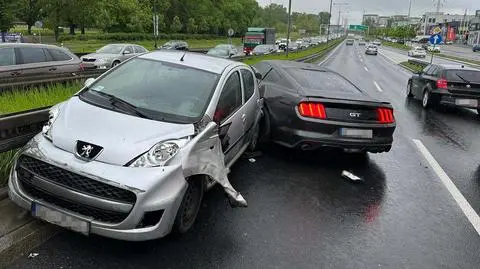 Mustang rozbity, kawałek dalej kolejna kolizja