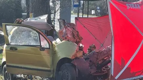 Czołowe zderzenie ciężarówki i samochodu. Jedna osoba nie żyje