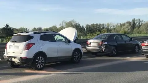 Trzy auta zderzyły się na Trasie Siekierkowskiej