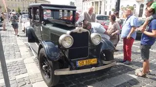 Konkurs elegancji na placu Teatralnym