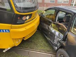 Zderzenie auta z tramwajem na Mickiewicza