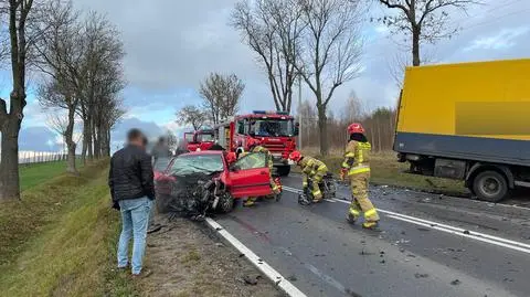 Auto osobowe zderzyło się z ciężarówką. Zginęła kobieta