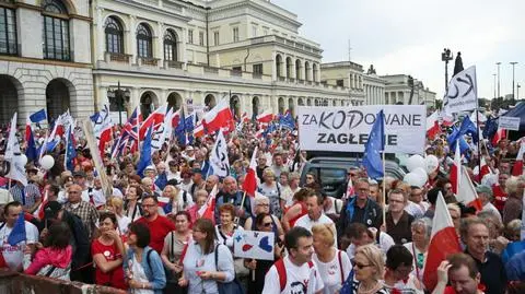 Służba zdrowia i KOD. Marsze w centrum Warszawy 