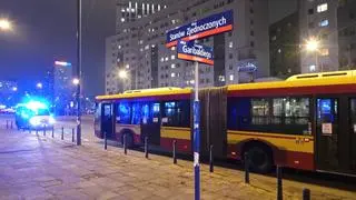 Awaryjne hamowanie autobusu w alei Stanów Zjednoczonych