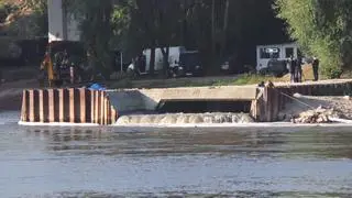 Żołnierze kontynuują prace nad budową mostu pontonowego