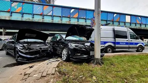Jedna osoba ranna w wypadku na Woli. "Samochody są mocno rozbite"