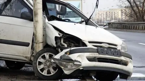 Hyundai wjechał w latarnię
