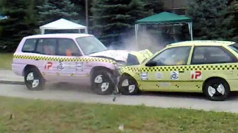 Zobacz czołowe zderzenie pod kontrolą