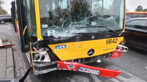 Autobus pełen ludzi uderzył w samochód