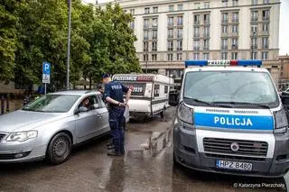 Przyczepa Lotnej Brygady Opozycji na placu Konstytucji