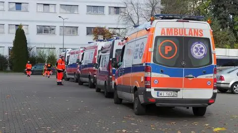 Zamiast odpoczywać, czekają w kolejce. Ratownicy alarmują: dezynfekcja karetek zajmuje za dużo czasu