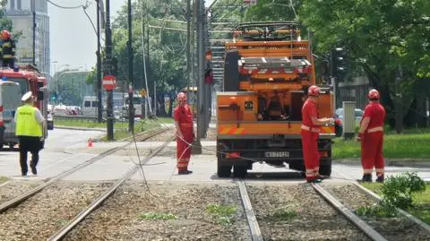 Ciężarówka zerwała sieć trakcyjną na odcinku pół kilometra