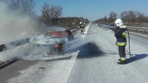 Pożar audi na krajowej "siódemce". Samochód spłonął doszczętnie
