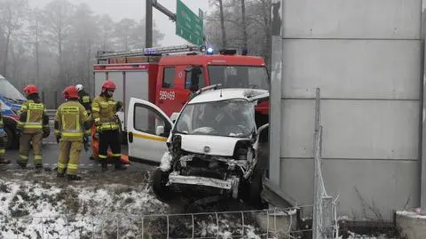Wypadł z drogi, uderzył w barierę. Zakleszczonego kierowcę wydostali strażacy