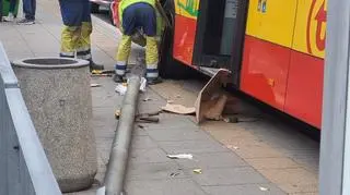 Kierowca autobusu uderzył w latarnię 