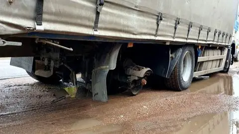 Załadowany 10 tonami drewna tir mknął trasą z Tarczyna w kierunku Warszawy