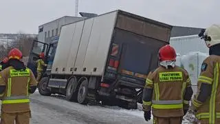 Samochód ciężarowy zjechał do rowu