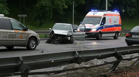 Wpadł w poślizg na Wisłostradzie. Kilka obrotów, skończył na barierkach