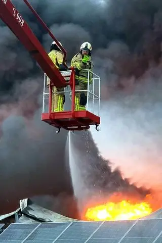 Pożar hali produkcyjnej