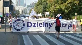 Manifestacja idzie przed Pałac 