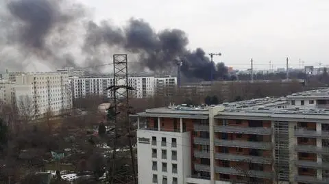 Pożar w dawnych zakładach na Woli. "Gęsty, czarny dym"