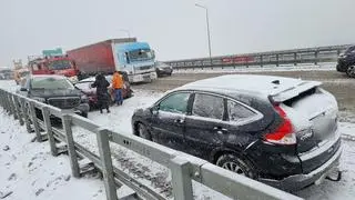 Zderzenie trzech samochodów na moście Południowym