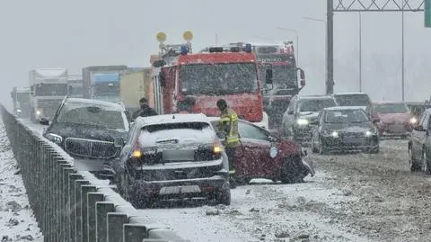 Trzy samochody zderzyły się na moście Południowym. Trudne warunki na drogach