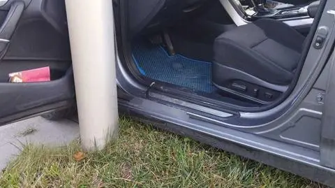 Tego policjanci jeszcze nie widzieli. Przejechał sobie samochodem po własnej stopie