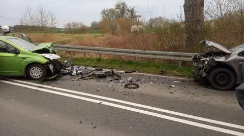 Czołowe zderzenie na prostym odcinku drogi. Nie żyje jedna osoba 