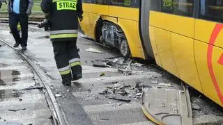 Kierowca forda uderzył w bok tramwaju