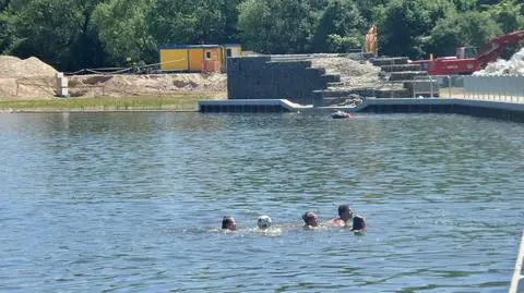 Nie czekali na otwarcie jeziora. Pływają na placu budowy