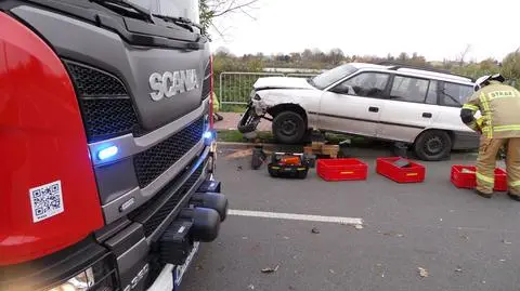 Kierowca wjechał w betonowy kosz