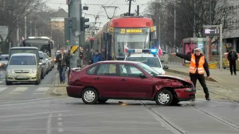 Zderzenie w alei Solidarności. Auto na środku skrzyżowania. Stoją tramwaje