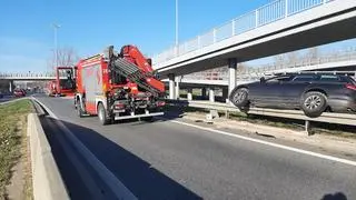 Samochód zawisł na barierkach przy zjeździe z S8 na Wisłostradę