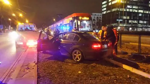 Stracił panowanie nad samochodem. Wpadł na torowisko